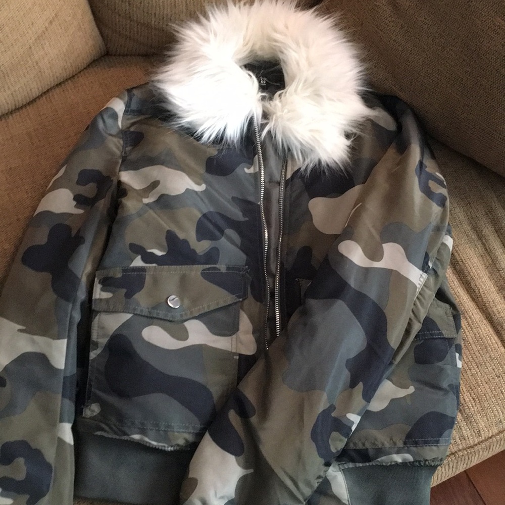 H&M NYLON FURRY camo zipup ❄️
